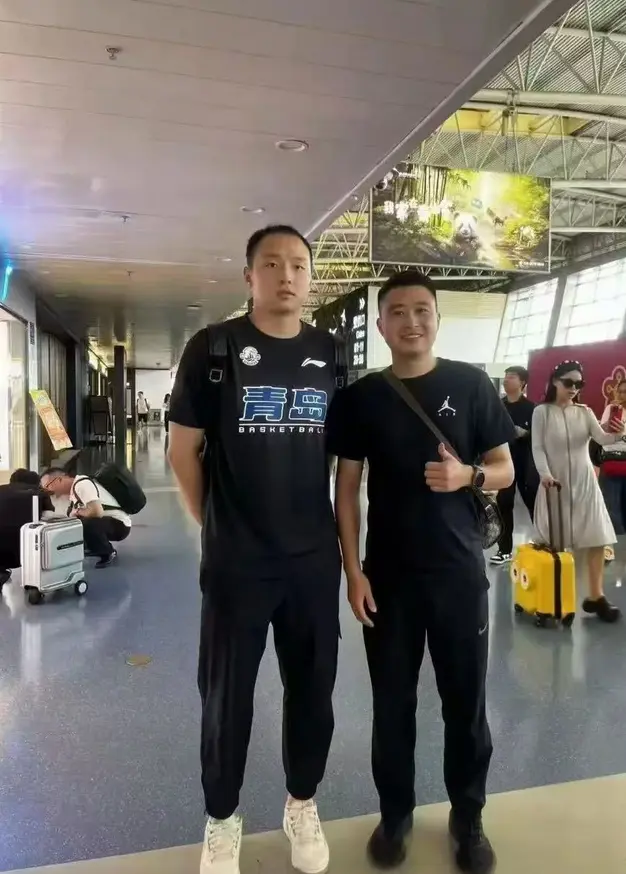 奕博身穿青, 网友偶遇王, 洲的重点培 奕博身穿青, 网友偶遇王, 洲的重点培