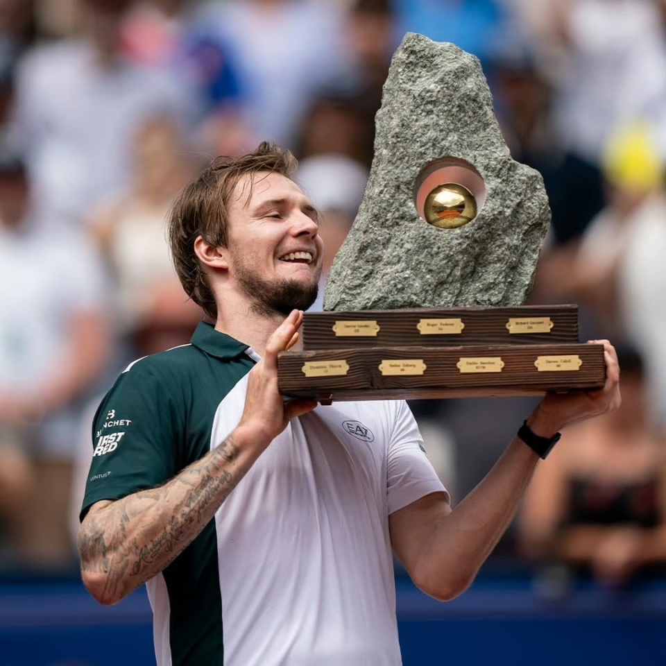 剥夺, 了职业网球