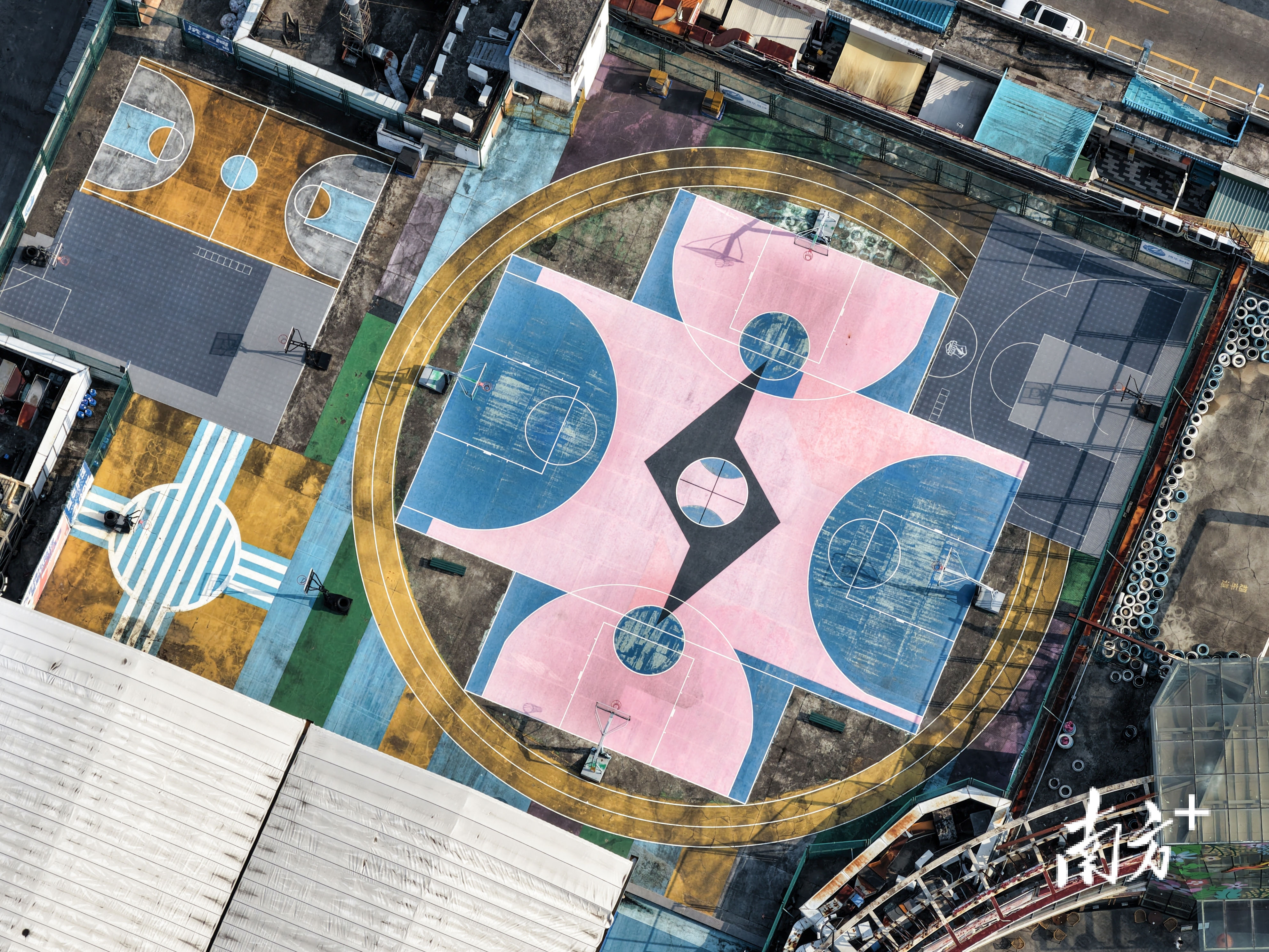 img, 抱的城中村, 球场